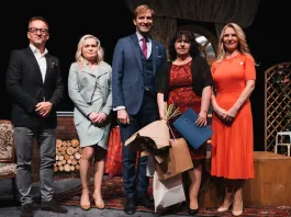 zleva: ředitel sítě Dialyzačních středisek B. Braun Avitum MUDr. Martin Kuncek; zástupce společnosti; ministr zdravotnictví Adam Vojtěch, oceněná Mgr. Alena Klvaňová; ředitelka ČAS PhDr. Martina Šochmanová 