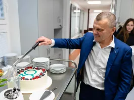 MUDr. Petr Gorun krájející dort