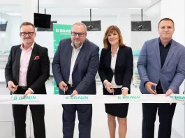 Slavnostní přestřižení pásky, zleva: Martin Kuncek, jednatel B. Braun Avitum, Petr Macoun, jednatel B. Braun Avitum, Marika Goluchová, primářka dialyzačního střediska B. Braun Avitum v Olomouci, Jaroslav Marvan, odpovědný za ambulantní péči