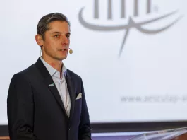 Mgr. Tomáš Hrouda manažer Aesculap Academy během projevu na jmenování nové Vědecké rady Aesculap Academy na období 2026-2027