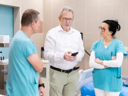 zprava: primář ARO MUDr. Jan Žižka, hlavní analytik Ing. Petr Jelínek, vrchní sestra oddělení ARO Bc. Oxana Kažmírová.