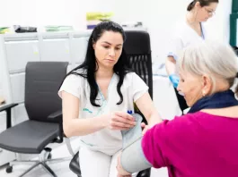 Měření krevního tlaku během preventivního vyšetření u příležitosti Světového dne ledvin v nefrologických ambulancích B. Braun Avitum