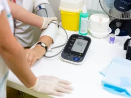 Měření krevního tlaku během preventivního vyšetření u příležitosti Světového dne ledvin v nefrologických ambulancích B. Braun Avitum