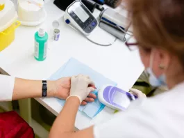 Rychlý test hladiny cukru v krvi, který je důležitou součástí prevence diabetické nefropatie