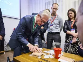 Profesor Fortelny demonstruje techniku "small bite" na Workshopu B. Braun