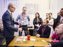 Profesor Fortelny hovoří k účastníkům B. Braun Workshopu zaměřeném na techniku "small bite"