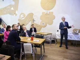 Profesor René Fortelny během přednášky k chirurgické technice "small bite"