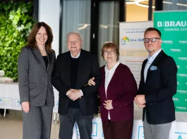 Zľava: MUDr. Jana Kalátová, vedúca lekárka Dialyzačného strediska B. Braun Avitum Bratislava, pacient Anton Polakovič so svojou manželkou, MUDr. Martin Kuncek, riaditeľ siete dialyzačných stredísk B. Braun Avitum CZ/SK