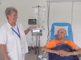 Jana Anna Kopecká, vrchní sestra Onkologické kliniky 2. LF UK a Fakultní nemocnice Motol a Homolka s pacientem Jiřím při bezpečném podávání chemoterapie