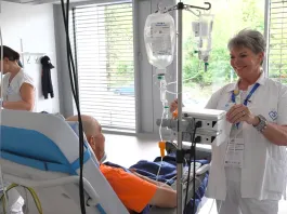 Jana Anna Kopecká, vrchní sestra Onkologické kliniky 2. LF UK a Fakultní nemocnice Motol a Homolka s pacientem Jiřím při bezpečném podávání chemoterapie