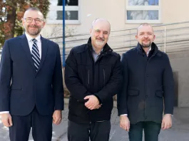 Zleva: Andrej Mydlo, obchodný konzultant B. Braun, Bc. Tomáš Kovrzek, produktový manažér B. Braun pre spotrebný materiál pre infúznu a injekčnú aplikáciu a PhDr. Peter Zito, MPH. námestník riaditeľa pre ošetrovateľskú starostlivosť