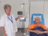 Jana Anna Kopecká, vrchní sestra Onkologické kliniky 2. LF UK a Fakultní nemocnice Motol a Homolka s pacientem Jiřím při bezpečném podávání chemoterapie