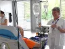 Jana Anna Kopecká, vrchní sestra Onkologické kliniky 2. LF UK a Fakultní nemocnice Motol a Homolka s pacientem Jiřím při bezpečném podávání chemoterapie