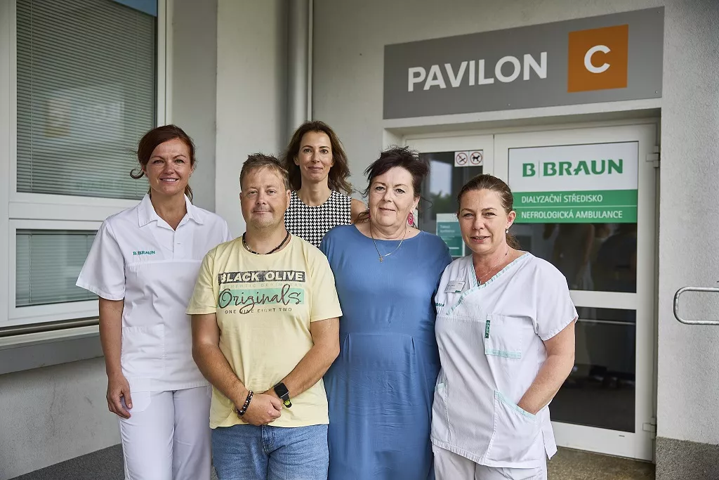 Zleva: primářka M. Kratochvilová, docentka A Paříková - IKEM, pacient J. Mészáros, maminka D. Mészárosová, zdravotní sestra J. Synčaková