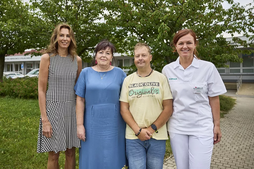 Zleva: docentka A. Paříková - IKEM, matka pacienta D. Mészárosová, pacient J. Mészáros , primářka M. Kratochvilová