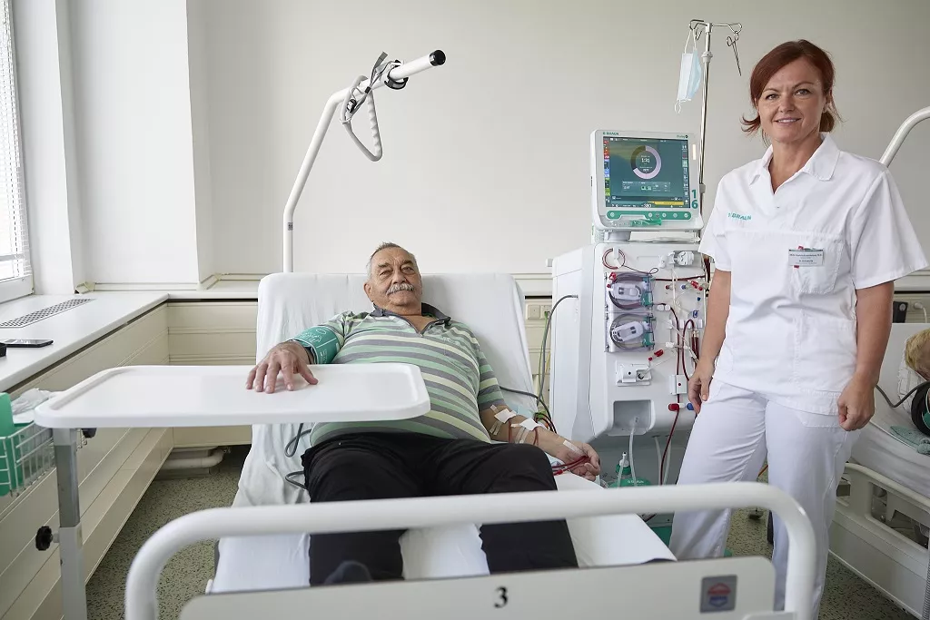 M. Kratochvilová primářka Dialyzačního střediska B. Braun Avitum v Uherském Brodě s pacientem na dialýze 