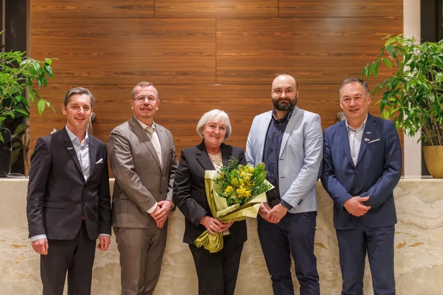 Předávání Ceny Aesculap Academy, zleva: Tomáš Hrouda, Svatopluk Žáček, Vilma Benešová, Petr Koliba, Alan Munteanu