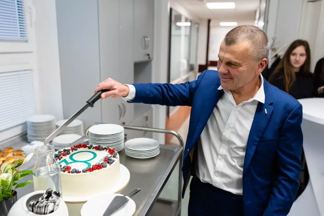 MUDr. Petr Gorun krájející dort