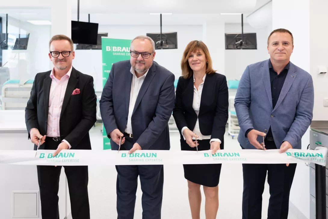 Slavnostní přestřižení pásky, zleva: Martin Kuncek, jednatel B. Braun Avitum, Petr Macoun, jednatel B. Braun Avitum, Marika Goluchová, primářka dialyzačního střediska B. Braun Avitum v Olomouci, Jaroslav Marvan, odpovědný za ambulantní péči