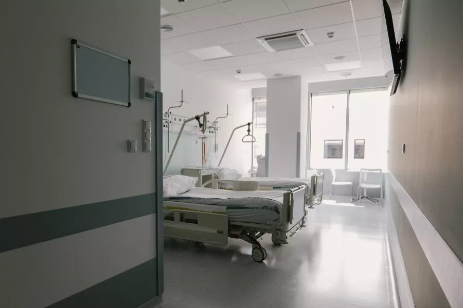 Pokoj pro pacienty na Kardiologické klinice ve FN Plzeň