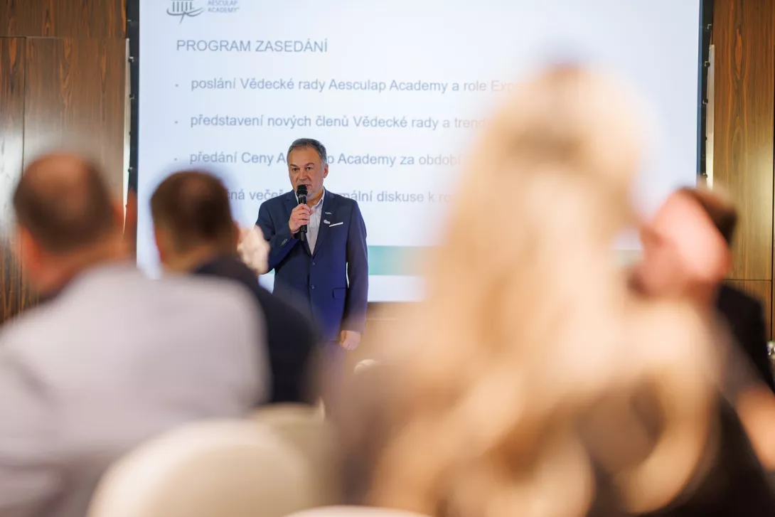 MUDr. Alan Munteanu Business Units Director B. Braun Medical CZ/SK během projevu na jmenování nové Vědecké rady Aesculap Academy na období 2026-2027