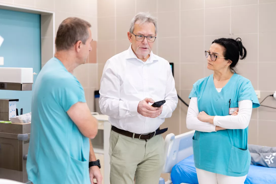 zprava: primář ARO MUDr. Jan Žižka, hlavní analytik Ing. Petr Jelínek, vrchní sestra oddělení ARO Bc. Oxana Kažmírová.