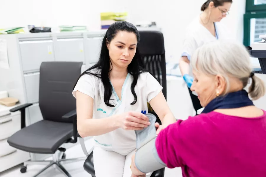 Měření krevního tlaku během preventivního vyšetření u příležitosti Světového dne ledvin v nefrologických ambulancích B. Braun Avitum