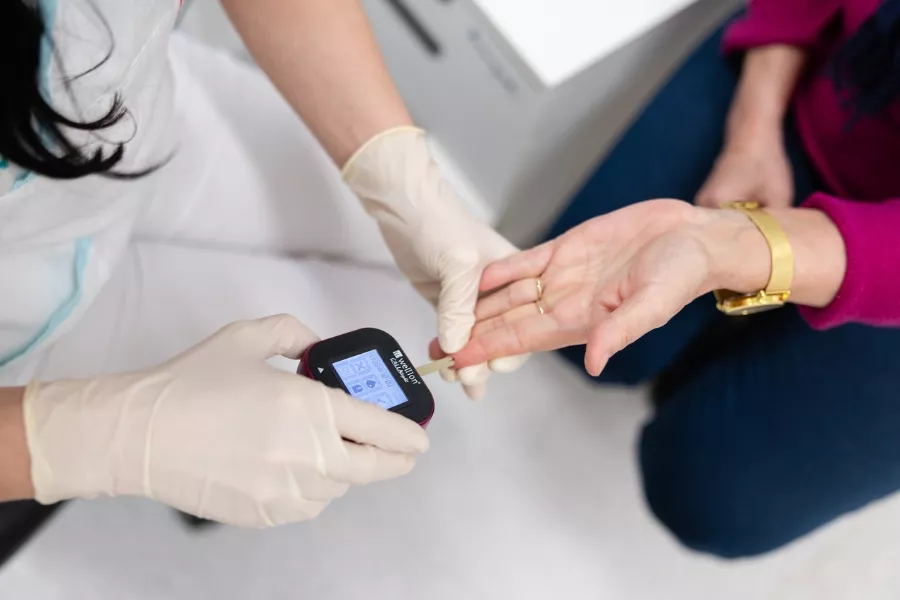 Rychlý test hladiny cukru v krvi, který je důležitou součástí prevence diabetické nefropatie
