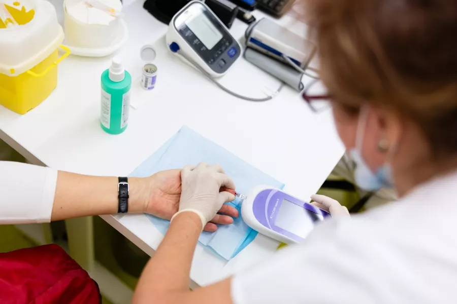 Rychlý test hladiny cukru v krvi, který je důležitou součástí prevence diabetické nefropatie