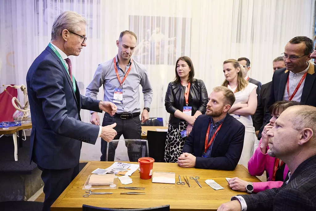 Profesor Fortelny hovoří k účastníkům B. Braun Workshopu zaměřeném na techniku "small bite"