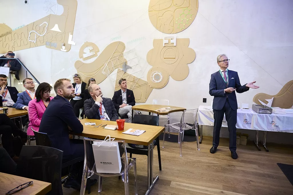 Profesor René Fortelny během přednášky k chirurgické technice "small bite"