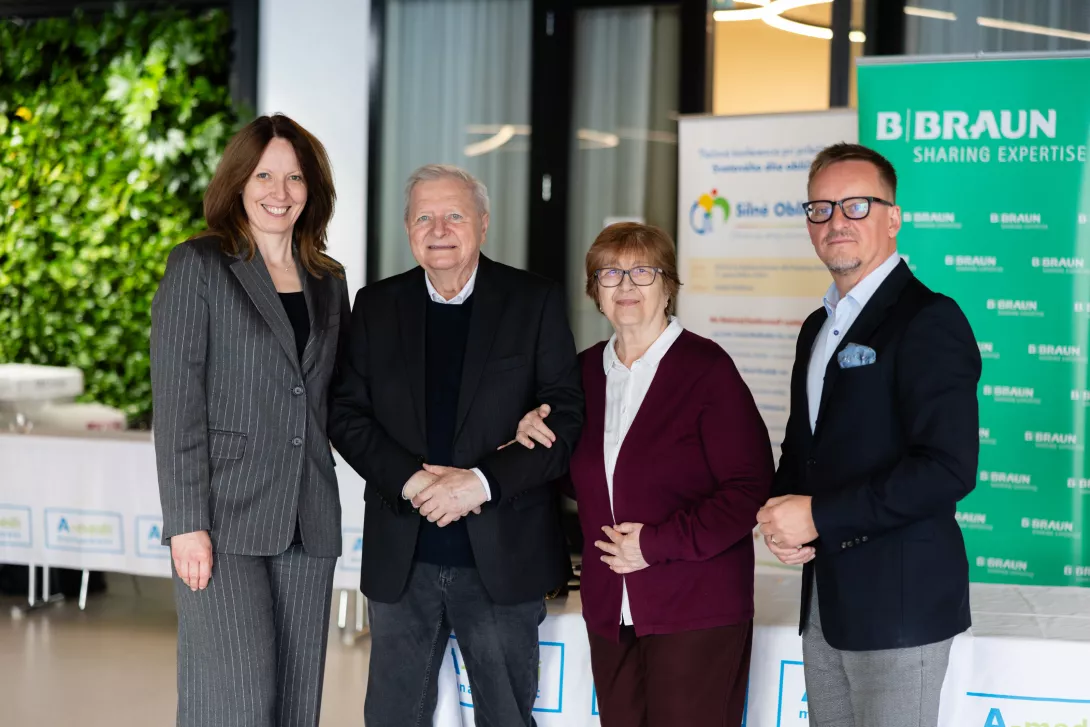 Zľava: MUDr. Jana Kalátová, vedúca lekárka Dialyzačného strediska B. Braun Avitum Bratislava, pacient Anton Polakovič so svojou manželkou, MUDr. Martin Kuncek, riaditeľ siete dialyzačných stredísk B. Braun Avitum CZ/SK