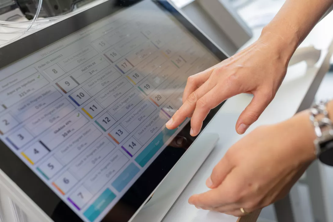 Směšovací systém APEX® je navržen tak, aby automaticky počítal a směšoval komplexní roztoky s až 26 unikátními ingrediencemi. 