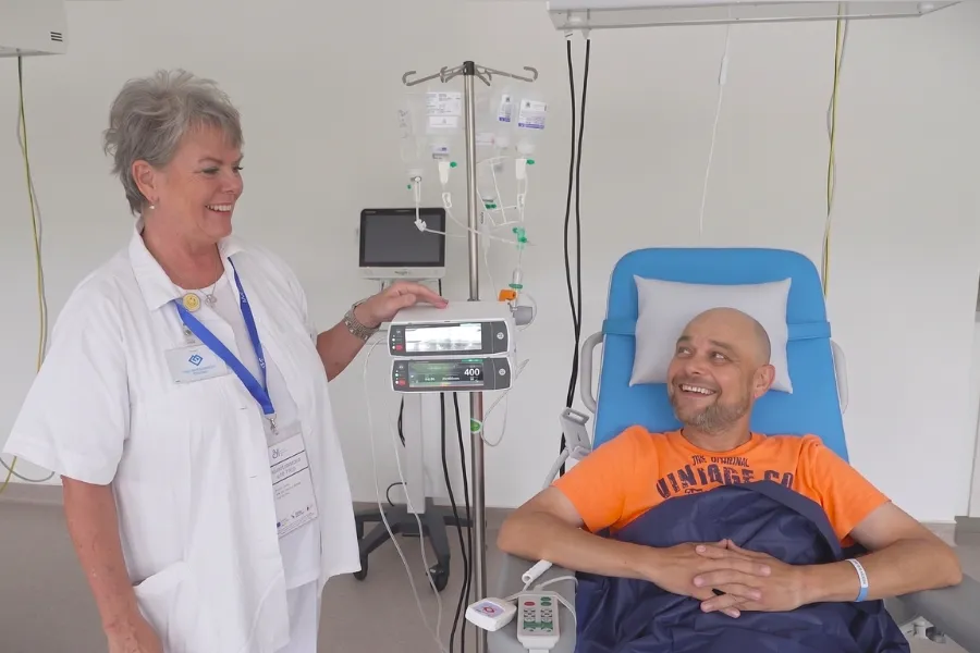 Jana Anna Kopecká, vrchní sestra Onkologické kliniky 2. LF UK a Fakultní nemocnice Motol a Homolka s pacientem Jiřím při bezpečném podávání chemoterapie