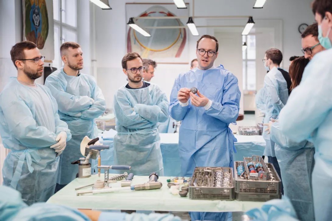 Kurz Aesculap Academy | Primárí a revizní endoprotetika kyčle