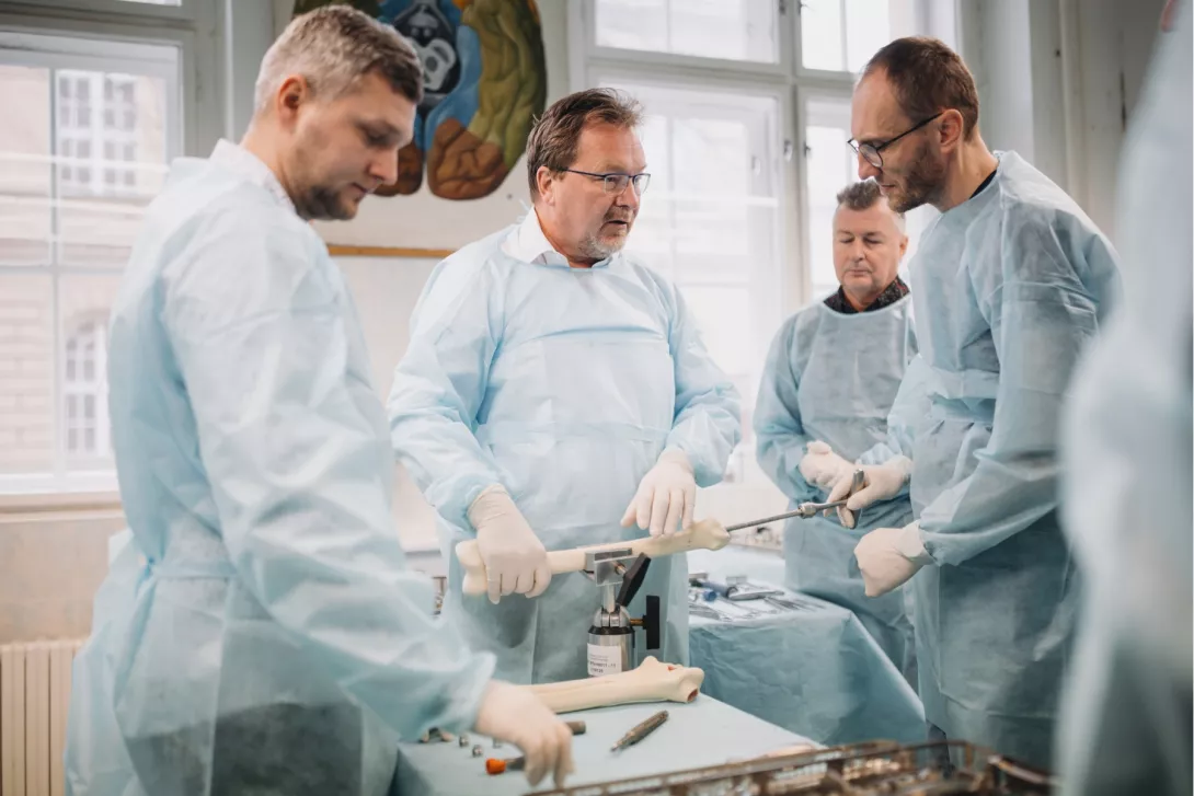 Kurz Aesculap Academy | Primárí a revizní endoprotetika kyčle