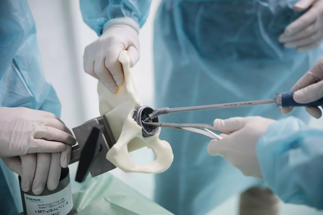 Kurz Aesculap Academy | Primárí a revizní endoprotetika kyčle