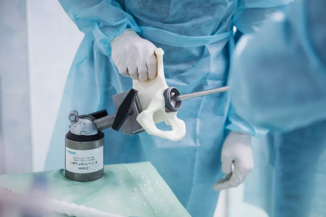 Kurz Aesculap Academy | Primárí a revizní endoprotetika kyčle