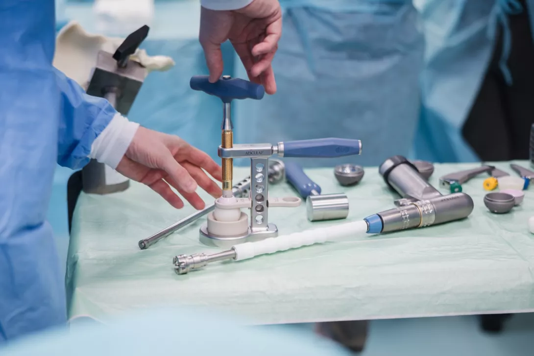 Kurz Aesculap Academy | Primárí a revizní endoprotetika kyčle