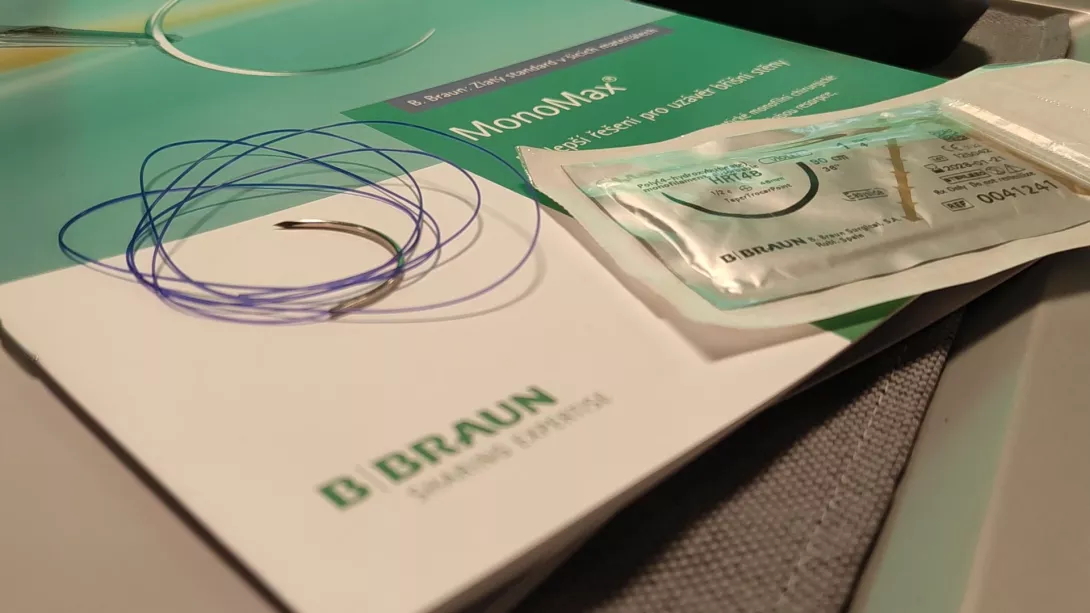 Monomax® je extra dlouhodobě vstřebatelný, monofilní, syntetický šicí materiál vyrobený z poly-4-hydroxybutyrátu, fialový.