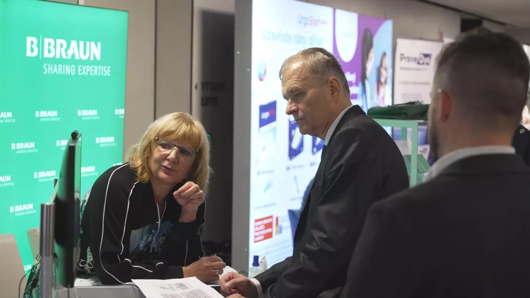 Specialistka na šicí materiály Marie Musilová.