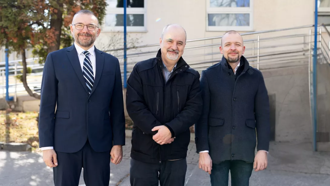 Zleva: Andrej Mydlo, obchodný konzultant B. Braun, Bc. Tomáš Kovrzek, produktový manažér B. Braun pre spotrebný materiál pre infúznu a injekčnú aplikáciu a PhDr. Peter Zito, MPH. námestník riaditeľa pre ošetrovateľskú starostlivosť