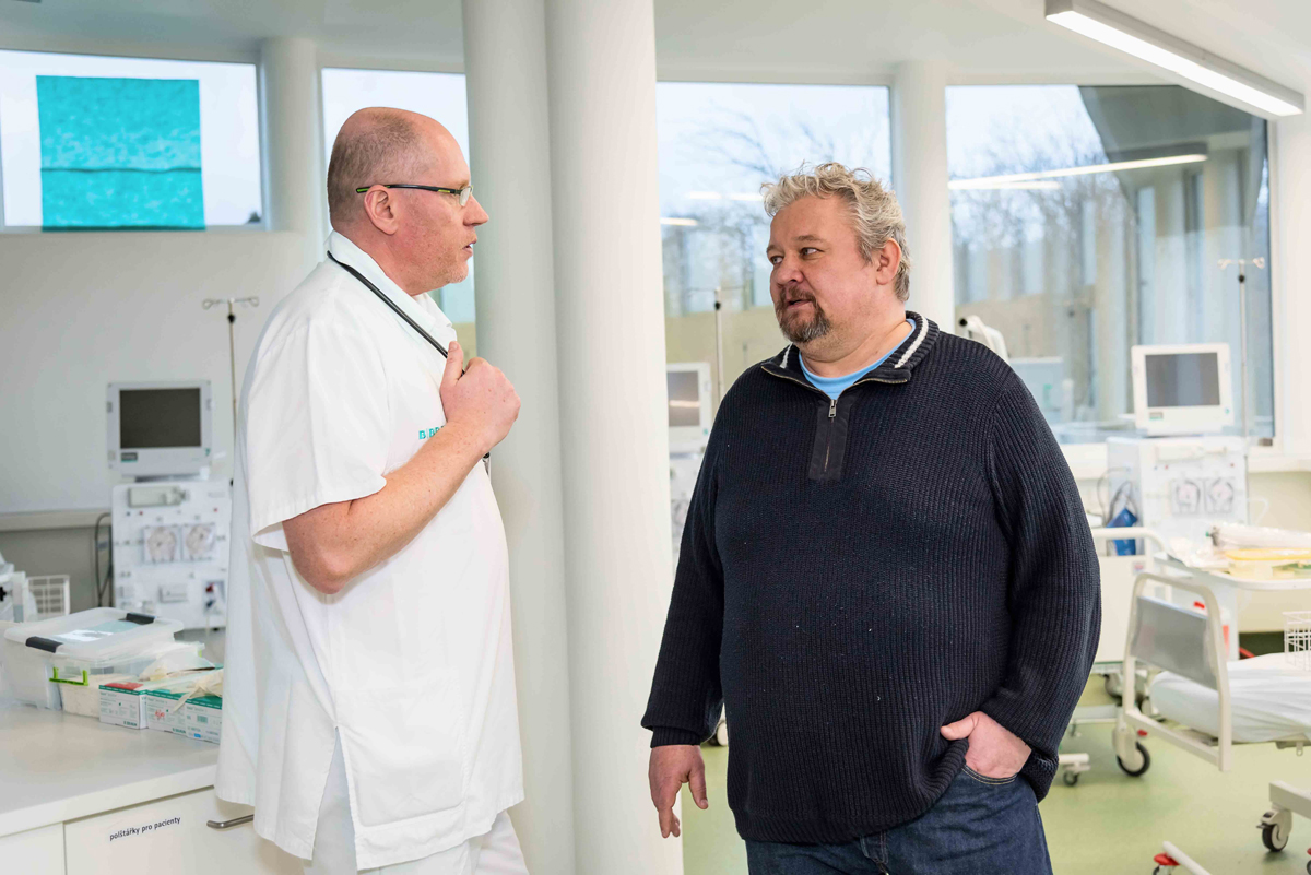 Aleš Hrubý, primář dialyzačního střediska Slavkov u Brna, s pacientem Luďkem Zeleným, který musí zhubnout 13 kg aby mohl na transplantaci
