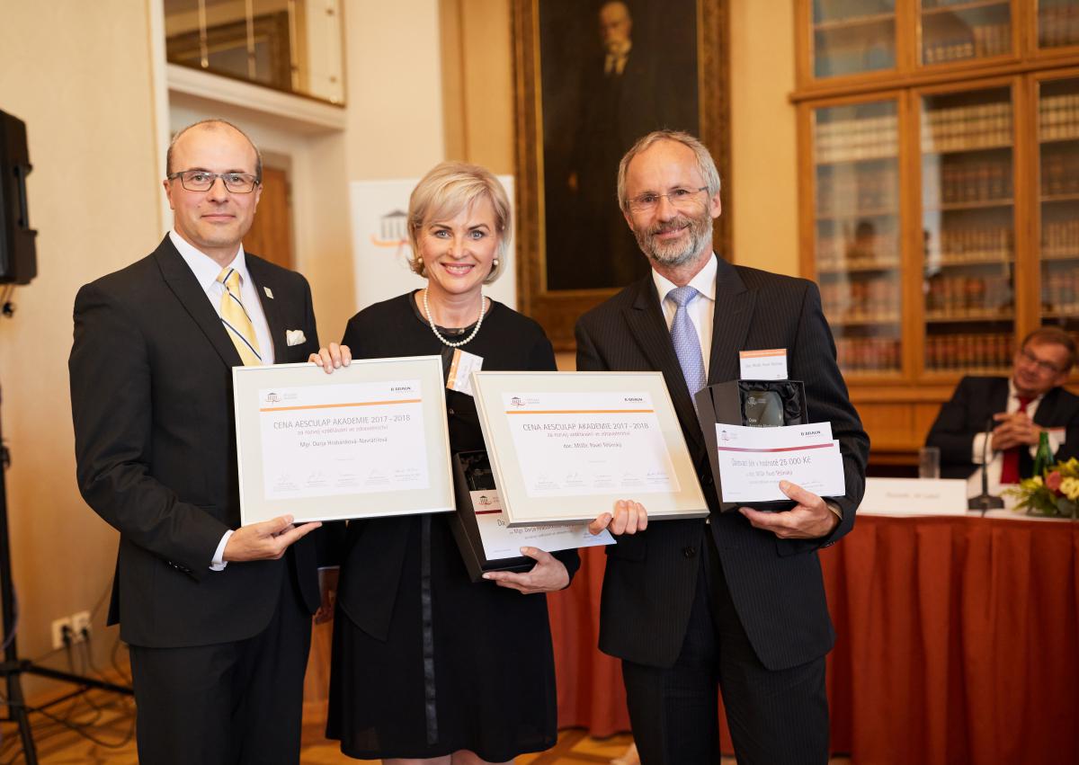 Ceny Aesculap Akademie převzali z rukou manažera Aesculap Akademie Martina Kaliny (vlevo) Mgr. Darja Hrabánková-Navrátilová a doc. MUDr. Pavel Těšínský